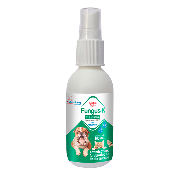 Frasco blanco con tapa pulverizadora que contiene solución tópica antimicótica para uso veterinario con imagen de un perro en la etiqueta.
Descripción generada con IA